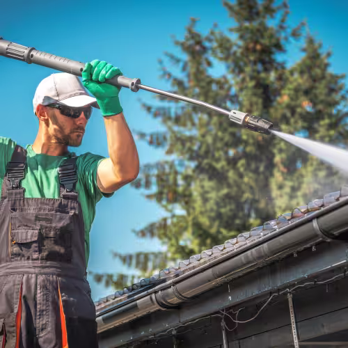 Application de traitement hydrofuge sur toiture